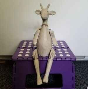 WOODEN GIRAFFE SHELF SITTER.